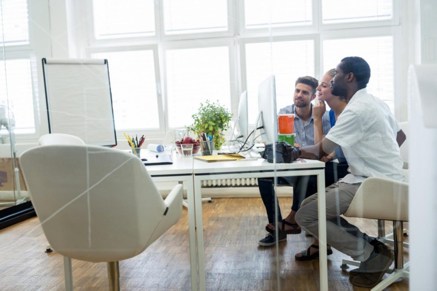 Moderne Finanzplanungstools und digitale Analyseinstrumente auf einem Arbeitsplatz